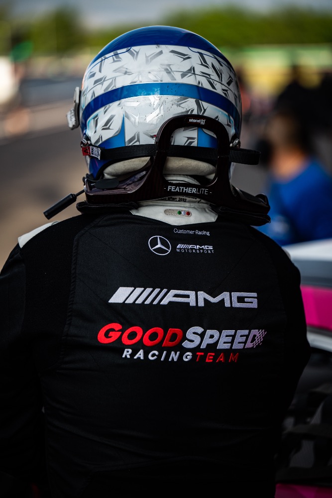 Motorsport – závodní pilot v paddocku